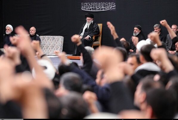 حضور قائد الثورة الاسلامية في مراسم عزاء ليلة عاشوراء بحسينية الإمام الخميني (ره)