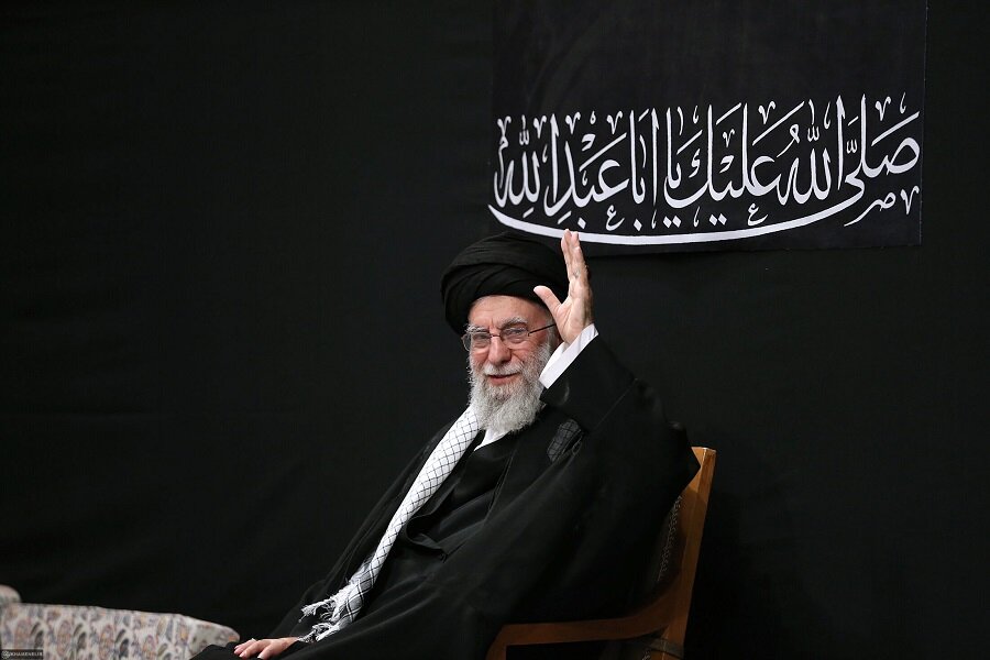 Sa sandali ng pagdating ng Kataas-taasang Pinuno ng Islamikong Rebolusyonaryo ng Iran, Kanyang Kamahalan, si Imam Ayatollah Seyyid Ali Khamenei, sa Hu