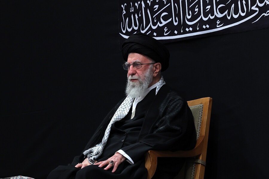 Sa pag-dalo ng Kataas-taasang Pinuno ng Islamikong Rebolusyonaryo ng Iran, sa Husseiniyah ni Yumaong Imam Khomeini (ra), sa Tehran