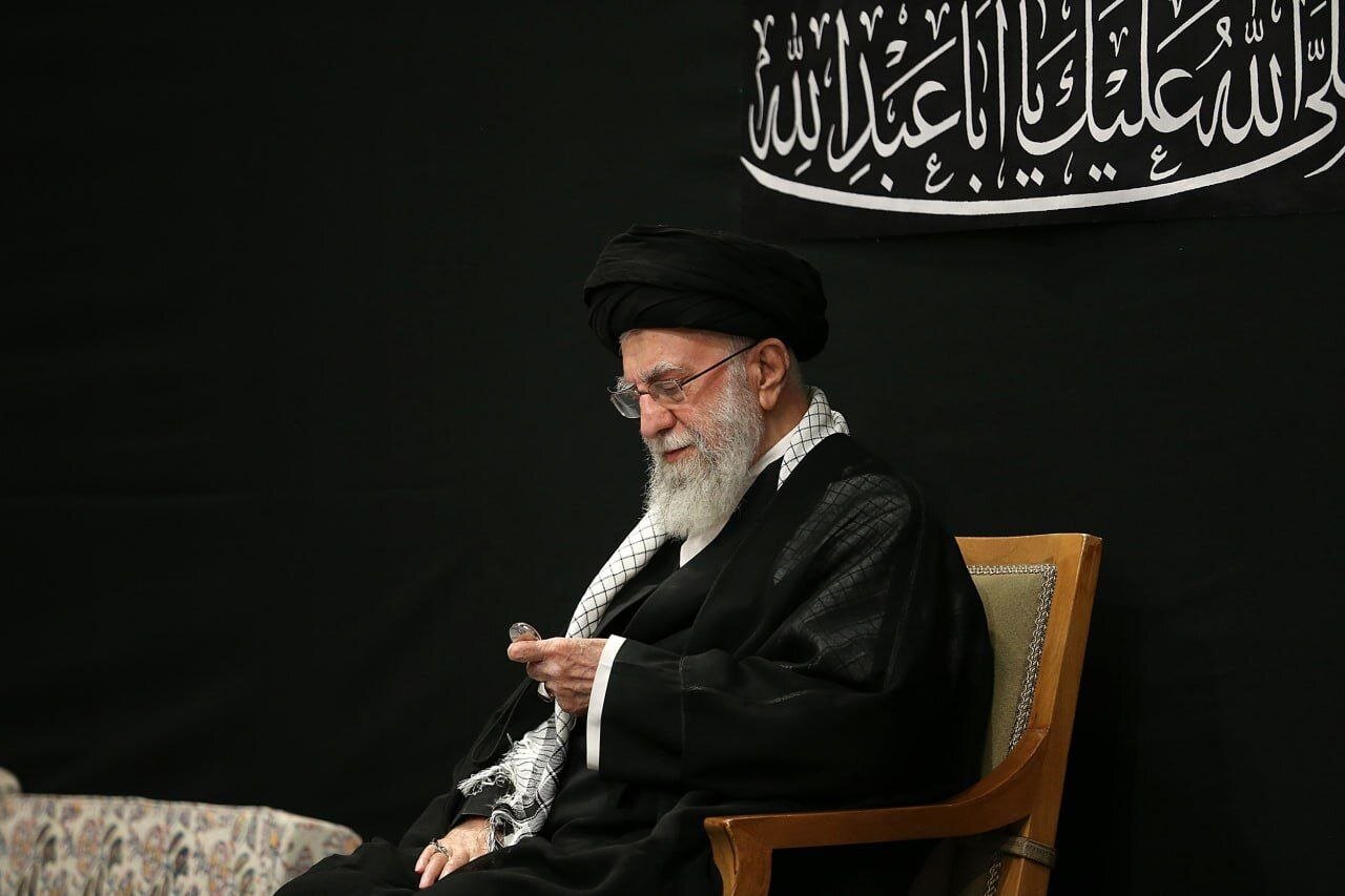 تصویری خبر | شب عاشور کی مجلس عزا امام خامنہ ای کی حاضری پر مشہور شخصیات کا ردعمل تصویری خبر | شب عاشور کی مجلس عزا امام خامنہ ای کی حاضری پر مشہور شخصیات کا ردعمل