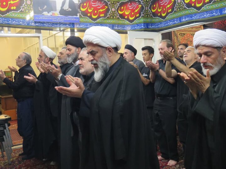 عزاداری و نماز جماعت ظهر عاشورا در حسینیه دفتر مرحوم آیت‌الله فاضل لنکرانی