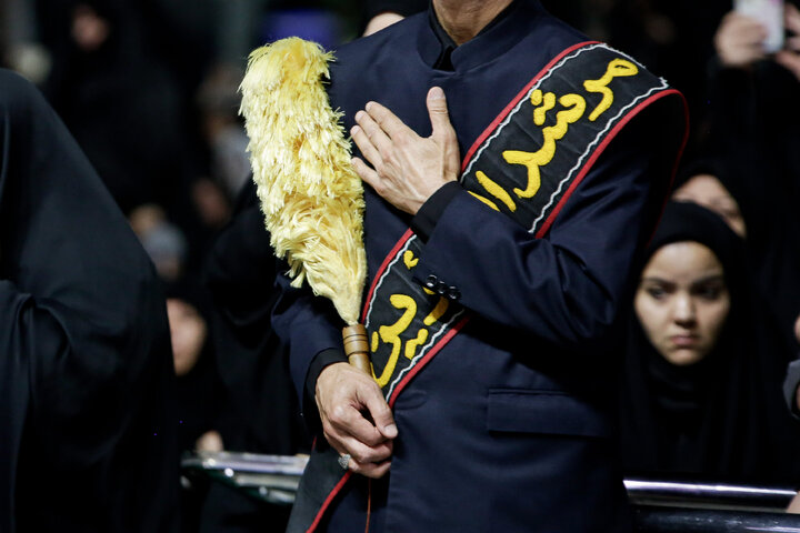 تقرير مصور/ مشاركة الزوار غير الإيرانيين في مراسم ليلة الوحشة للإمام الحسين(ع) في الصحن الرضوي