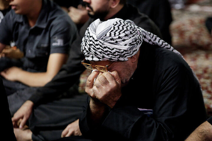 تقرير مصور/ مشاركة الزوار غير الإيرانيين في مراسم ليلة الوحشة للإمام الحسين(ع) في الصحن الرضوي