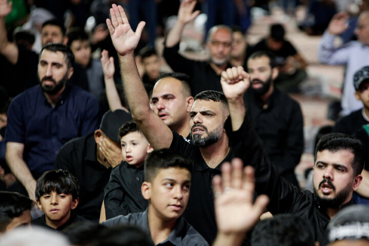تقرير مصور/ مشاركة الزوار غير الإيرانيين في مراسم ليلة الوحشة للإمام الحسين(ع) في الصحن الرضوي