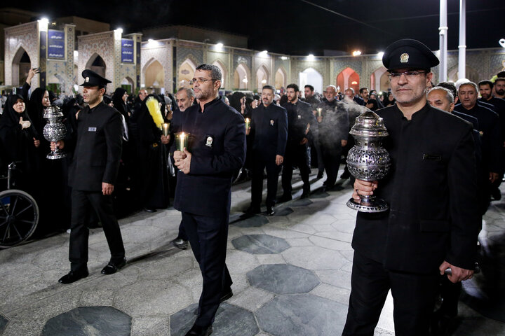 تقرير مصور/ مشاركة الزوار غير الإيرانيين في مراسم ليلة الوحشة للإمام الحسين(ع) في الصحن الرضوي