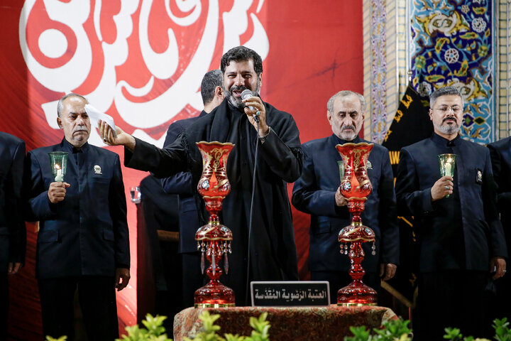 تقرير مصور/ مشاركة الزوار غير الإيرانيين في مراسم ليلة الوحشة للإمام الحسين(ع) في الصحن الرضوي