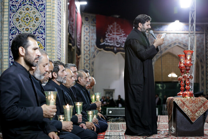 تقرير مصور/ مشاركة الزوار غير الإيرانيين في مراسم ليلة الوحشة للإمام الحسين(ع) في الصحن الرضوي