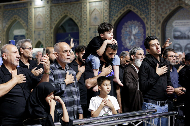تقرير مصور/ مشاركة الزوار غير الإيرانيين في مراسم ليلة الوحشة للإمام الحسين(ع) في الصحن الرضوي