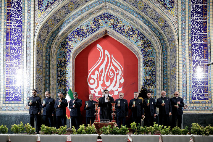 تقرير مصور/ مشاركة الزوار غير الإيرانيين في مراسم ليلة الوحشة للإمام الحسين(ع) في الصحن الرضوي