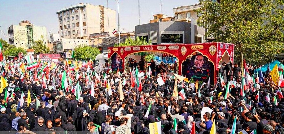 دفن جثامين 263 شهيداً في طهران من ضحايا العدوان الصهيوني الغاشم على إيران