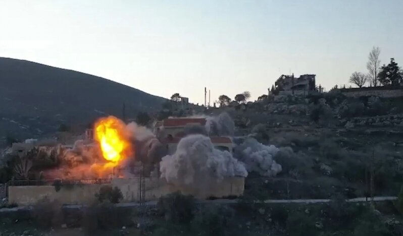 İsrail, ABD elçisinin ziyareti öncesi Lübnan'da saldırılarını genişletti