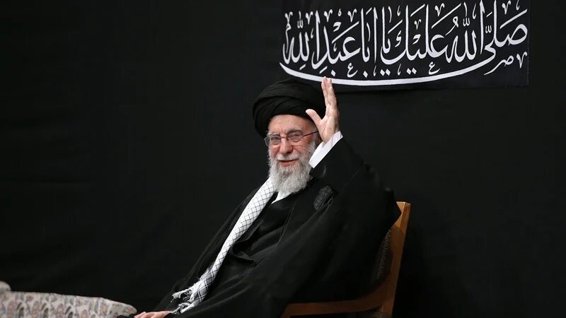 İranlı Yetkililer ve Siyasi Şahsiyetlerden Aşura Gecesi Matem Merasimine Güçlü Katılım Gösteren Rehberin Varlığına Övgü