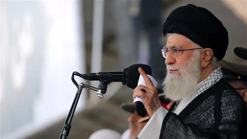 「我々が米に屈しない理由とは？」；イラン最高指導者の解釈によるシーア派偉人の教訓