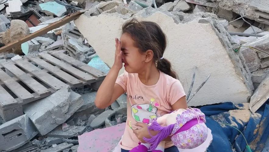 Recuerdos entre escombros: la tragedia infantil de Gaza bajo la sombra de  la guerra y el asedio - ABNA español