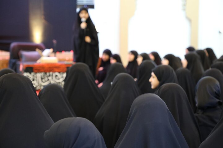 إقامة مجلس عزاء حسيني نسوي إحياءً لذكرى عاشوراء في كربلاء المقدسة