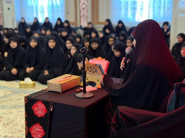 إقامة مجلس عزاء حسيني نسوي إحياءً لذكرى عاشوراء في كربلاء المقدسة