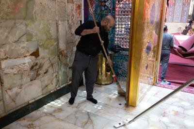 حملة تنظيفٍ في حرم مرقد أبي الفضل العباس(ع) بعد انتهاء زيارة العاشر من المحرم