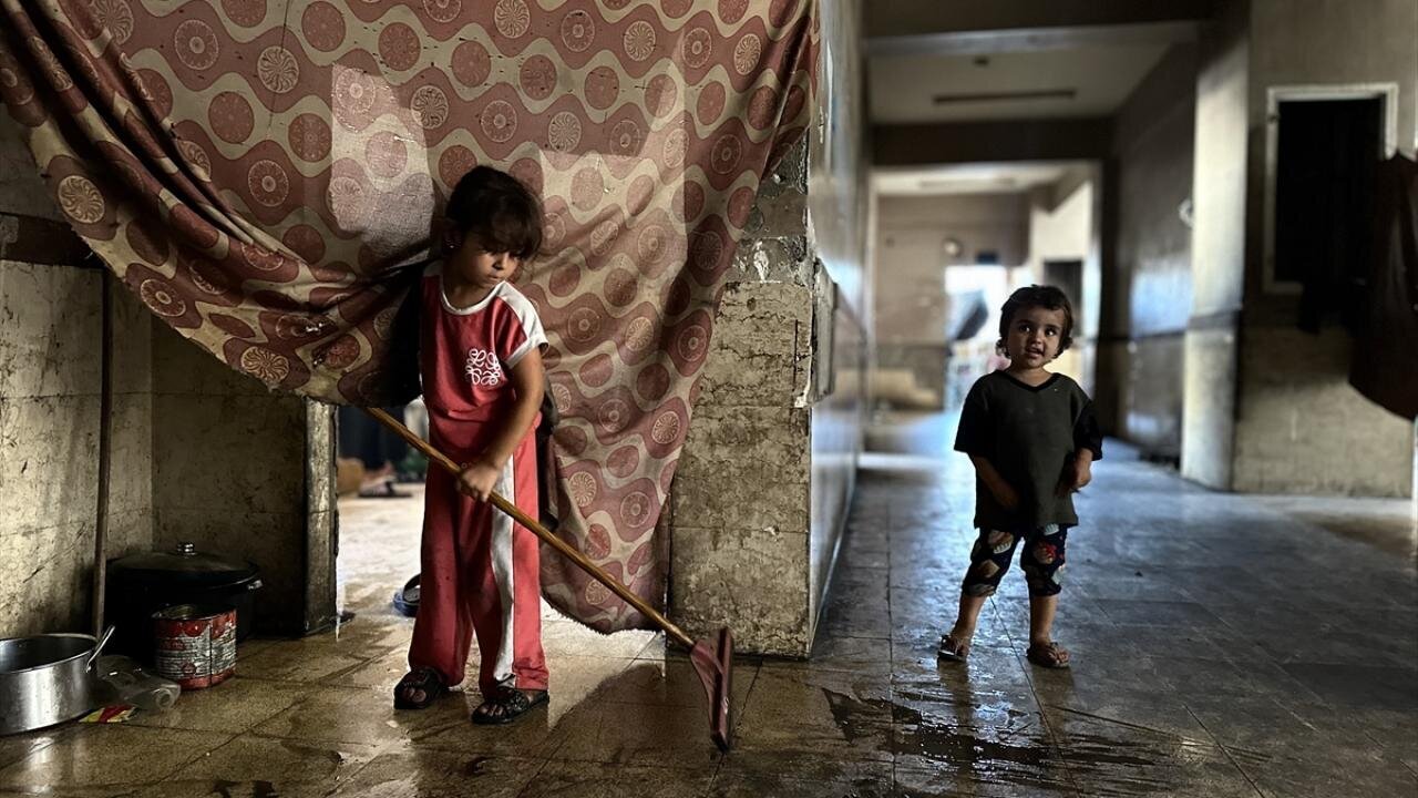 Informe fotográfico | La vida de los habitantes de Jan Yunis en un centro médico abandonado