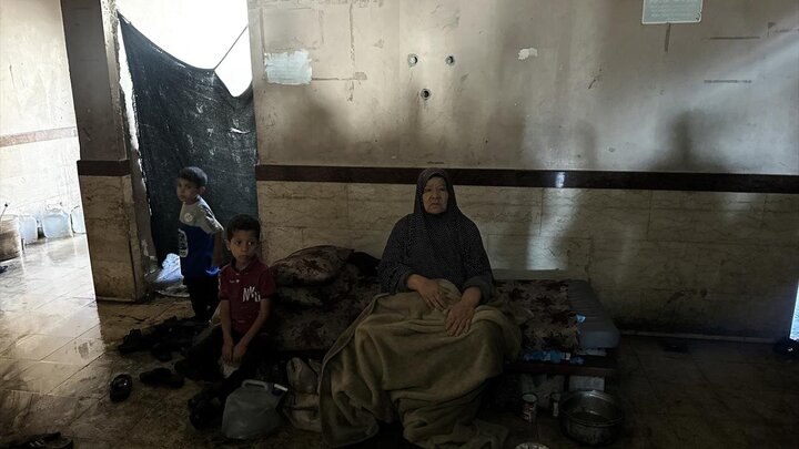 Photos: Khan Yunis residents live in abandoned medical center