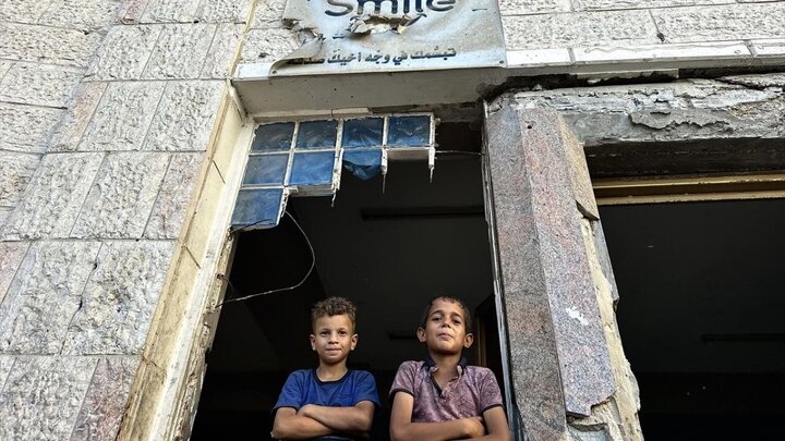 Photos: Khan Yunis residents live in abandoned medical center