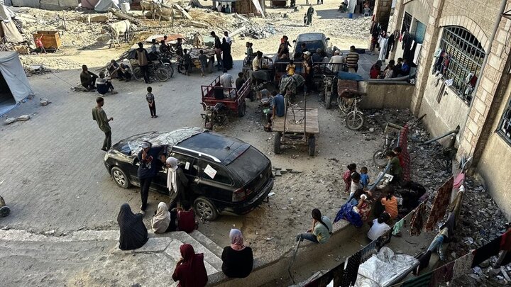 Photos: Khan Yunis residents live in abandoned medical center