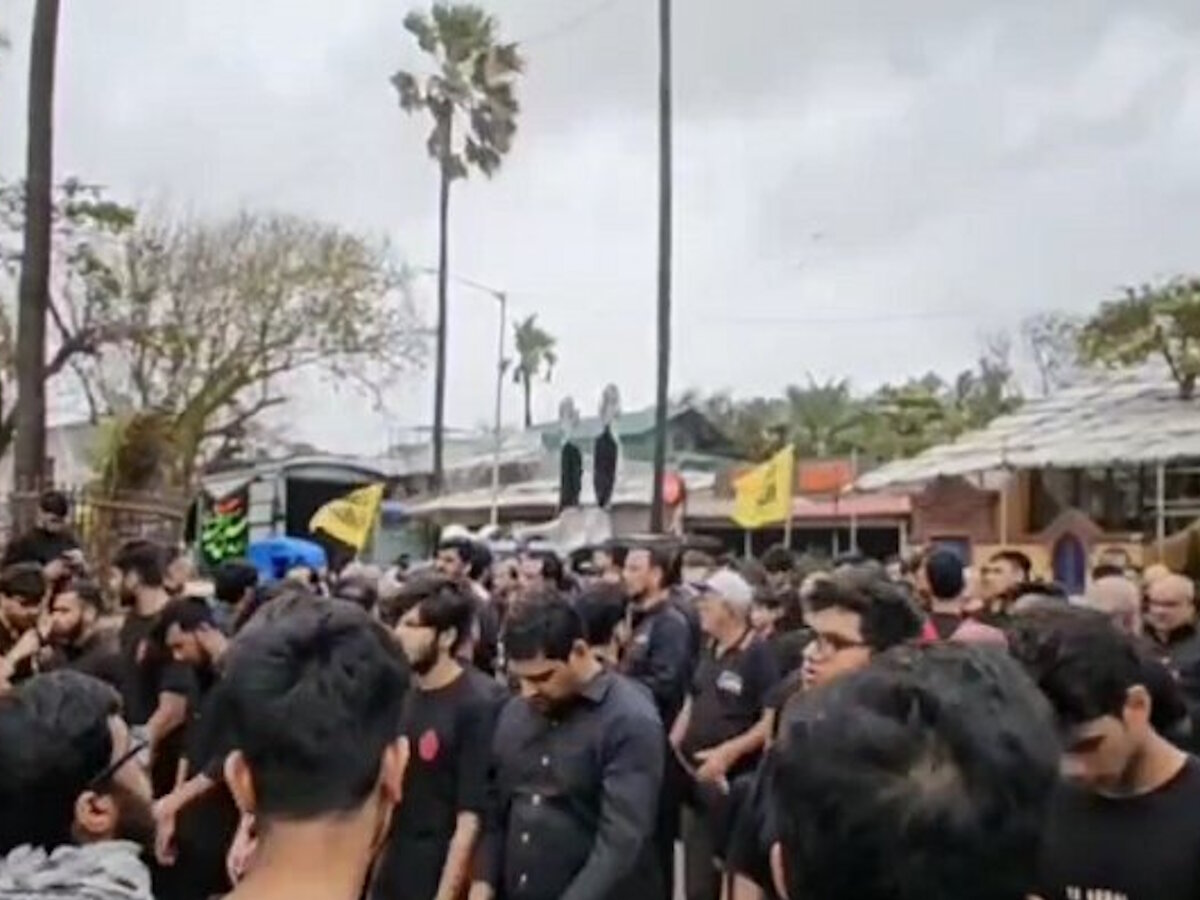 ভারতের মুম্বাইয়ে আশুরা মিছিল; ফিলিস্তিন এবং বিপ্লবের নেতার সাথে সংহতি ঘোষণা।