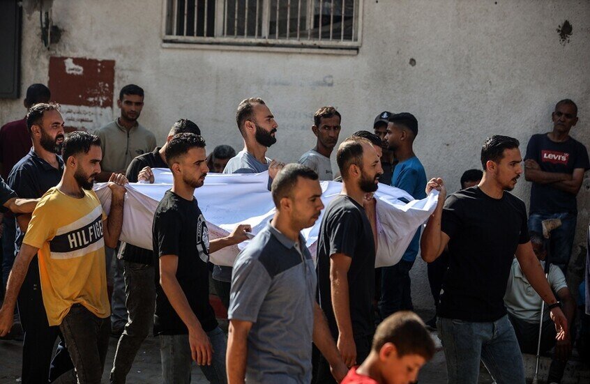 مقتل 6 أسرى فلسطينيين محررين في قصف إسرائيلي استهدف مناطق للنازحين جنوب ووسط غزة