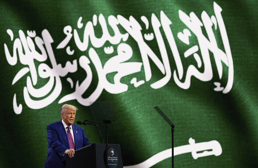 موقع "واللاه" العبري: السعودية أفشلت مخطط تهجير الفلسطينيين من غزة.. ترامب يوقف المشروع