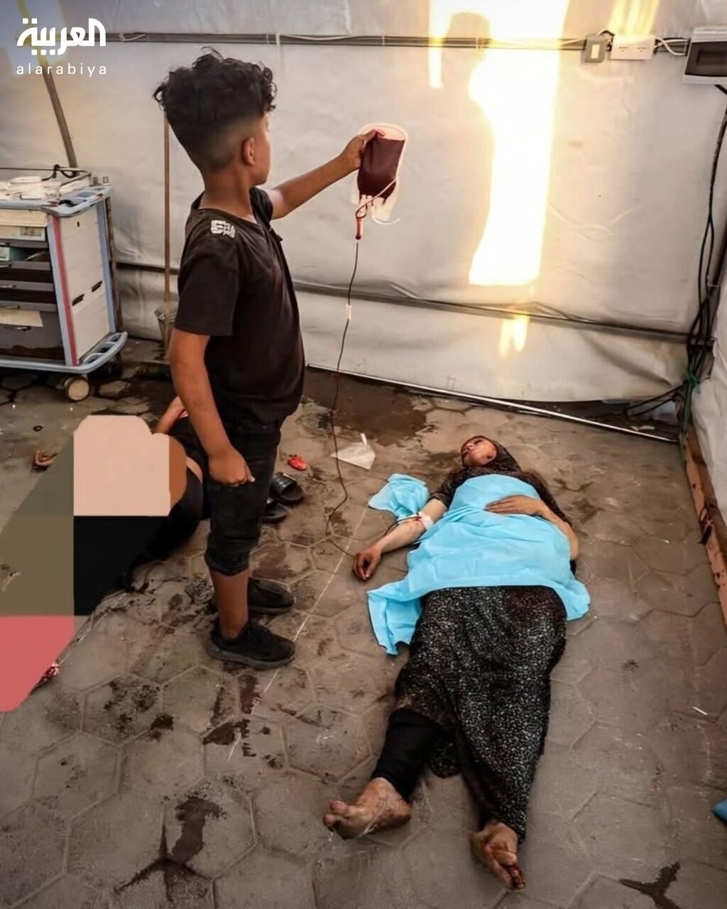 Picha ya Kusikitisha Gaza; Mama Aliyejeruhiwa na Mtoto Akiwa na Kifuko cha Damu Mkononi!