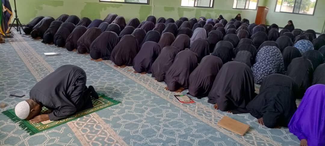 Thawabu na Faida Kuu za Kuswali Sala ya Jamaa | Madrasat Hazrat Zainab (sa) Kigamboni, Dar-es-Salam kama mfano hai katika kudumisha Sala za Jamaa