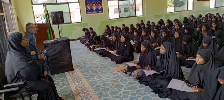 আল-মুস্তফা বিশ্ববিদ্যালয়ের তানজানিয়া শাখার প্রধান ডঃ তাকাভির দৃষ্টিকোণ থেকে আশুরার বার্তাকে স্থায়ীকরণে নারীদের ভূমিকা।