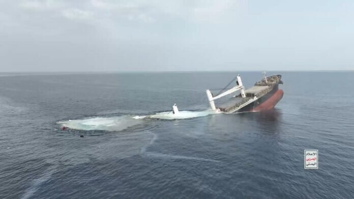فيديو | القوات اليمنية تنشر مشاهد استهداف وإغراق السفينة “إترنيتي سي”