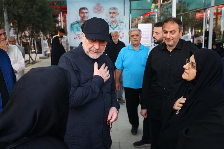 حضور سحرگاهی رئیس مجلس بر مزار شهدای تهاجم رژیم صهیونیستی