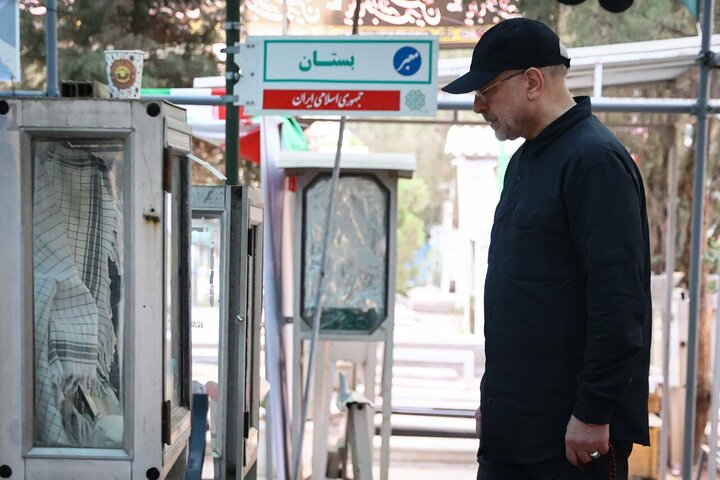 حضور سحرگاهی رئیس مجلس بر مزار شهدای تهاجم رژیم صهیونیستی