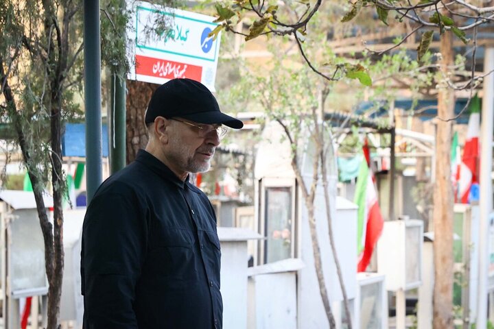 حضور سحرگاهی رئیس مجلس بر مزار شهدای تهاجم رژیم صهیونیستی