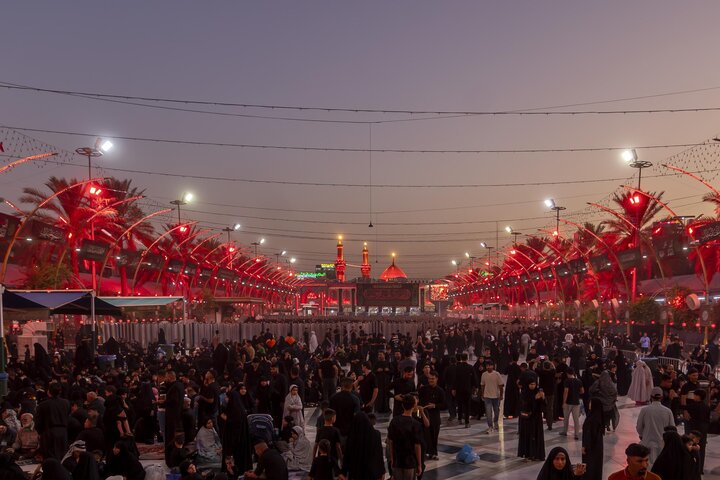 المؤمنون يحيون ليلة الجمعة عند مرقد أبي الفضل العباس (عليه السلام)