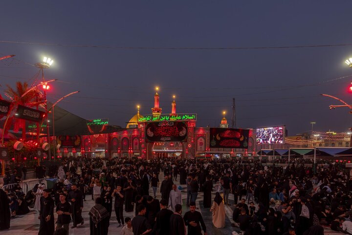 المؤمنون يحيون ليلة الجمعة عند مرقد أبي الفضل العباس (عليه السلام)