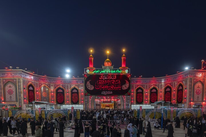 المؤمنون يحيون ليلة الجمعة عند مرقد أبي الفضل العباس (عليه السلام)