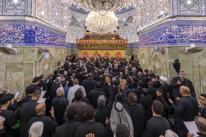 المؤمنون يحيون ليلة الجمعة عند مرقد أبي الفضل العباس (عليه السلام)