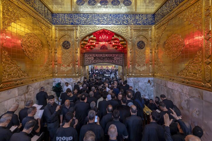 المؤمنون يحيون ليلة الجمعة عند مرقد أبي الفضل العباس (عليه السلام)