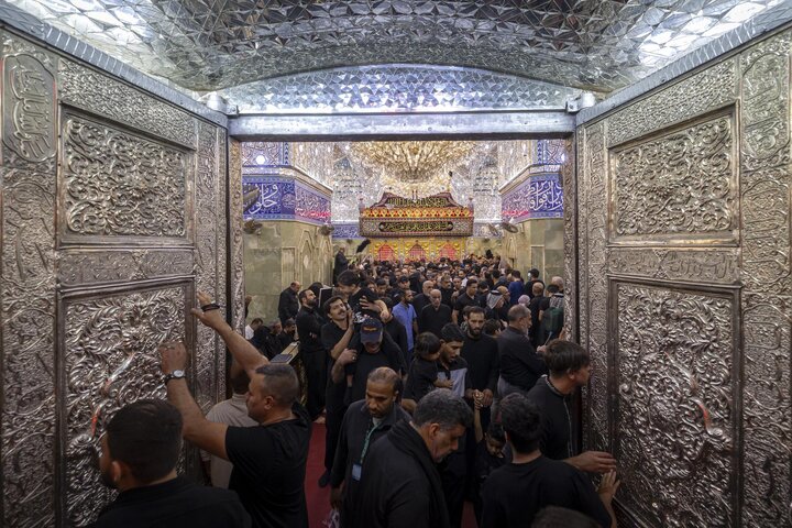 المؤمنون يحيون ليلة الجمعة عند مرقد أبي الفضل العباس (عليه السلام)