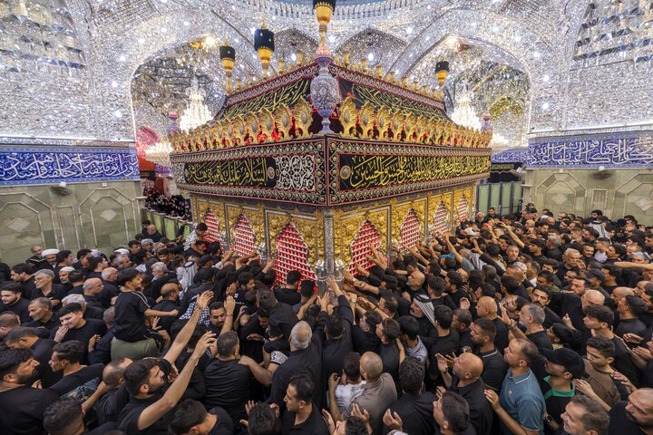 المؤمنون يحيون ليلة الجمعة عند مرقد أبي الفضل العباس (عليه السلام)