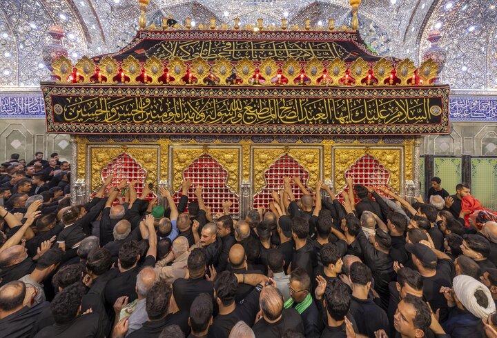 المؤمنون يحيون ليلة الجمعة عند مرقد أبي الفضل العباس (عليه السلام)