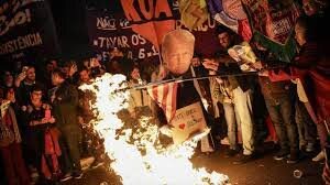 Milhares protestam contra ingerência dos EUA no Brasil; boneco de Trump é queimado em ato simbólico