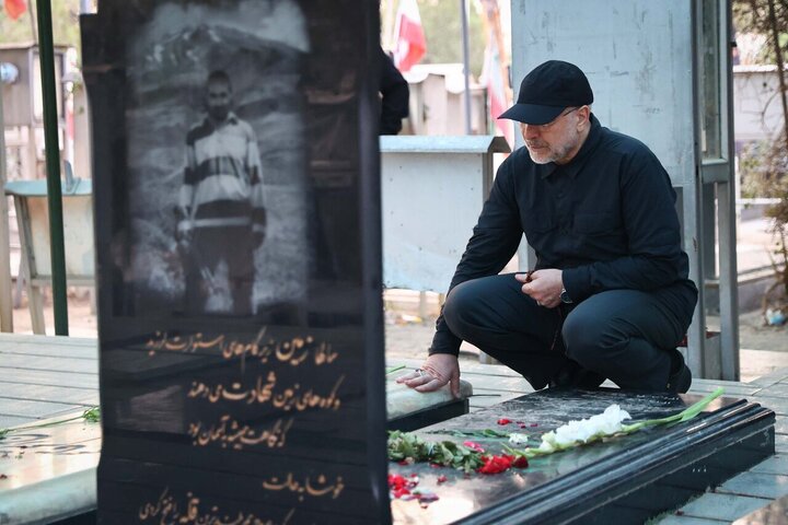 Photos: Iran's Parliament speaker visits graves of martyrs of Zionist regime's invasion