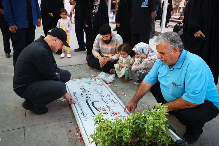 Photos: Iran's Parliament speaker visits graves of martyrs of Zionist regime's invasion