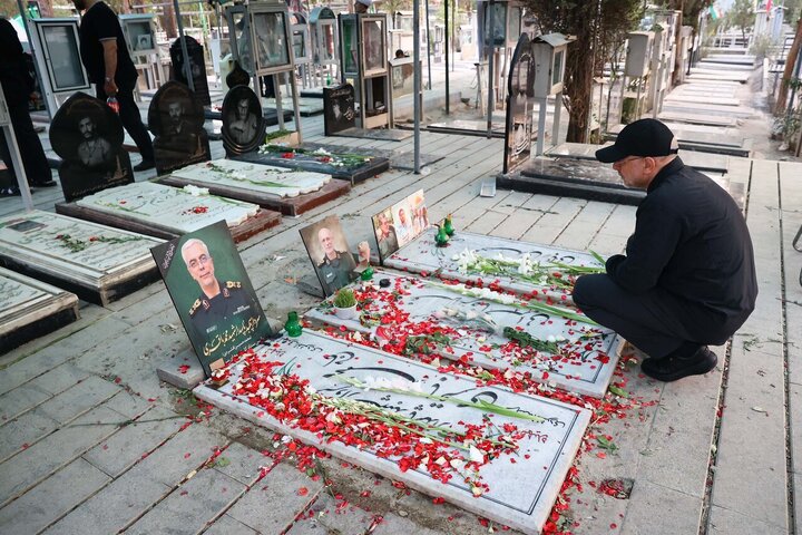 Photos: Iran's Parliament speaker visits graves of martyrs of Zionist regime's invasion