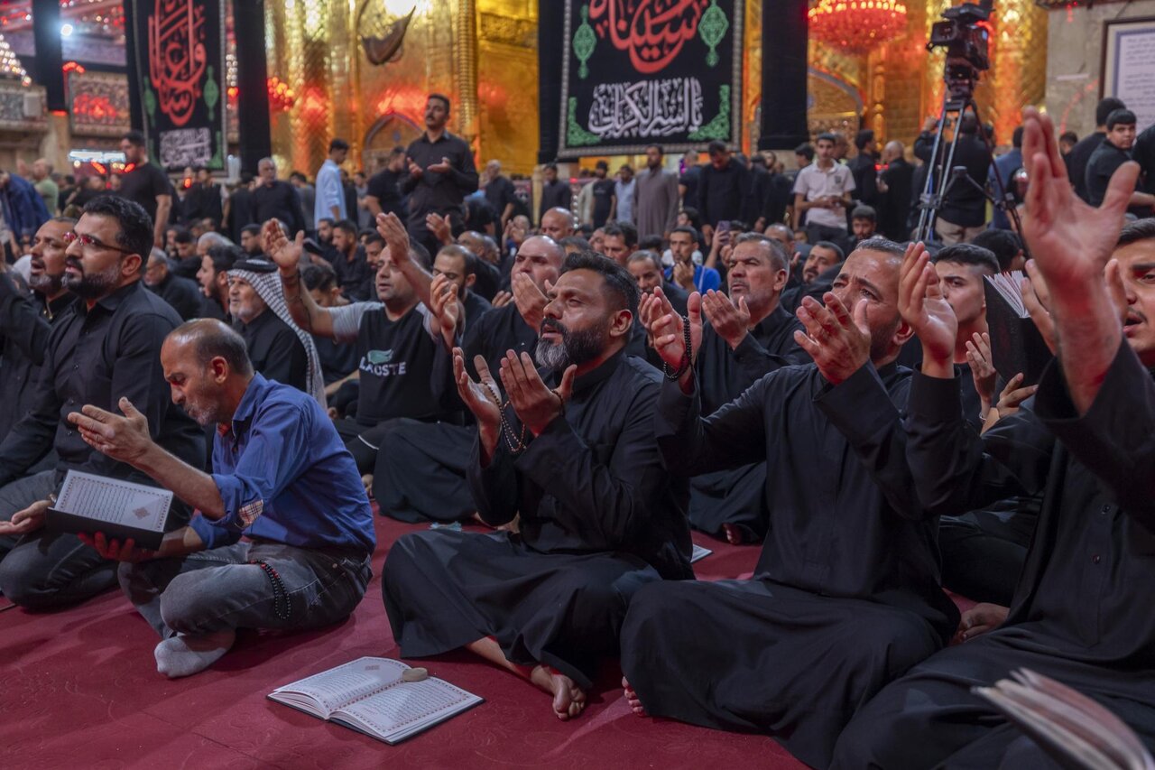 Crowds of believers participate in Dua Kumayl recitation at al-Abbas shrine (+Photos)