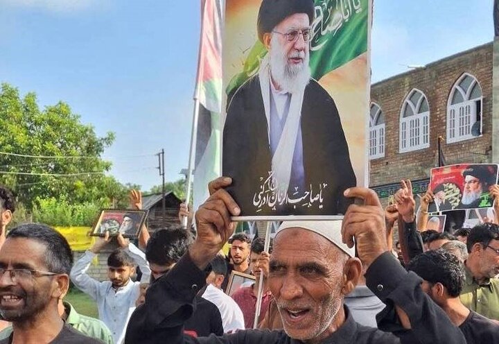 Photos: People of Kashmir march in support of Iran's Supreme Leader