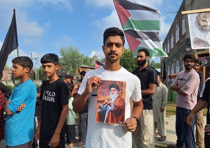 Photos: People of Kashmir march in support of Iran's Supreme Leader